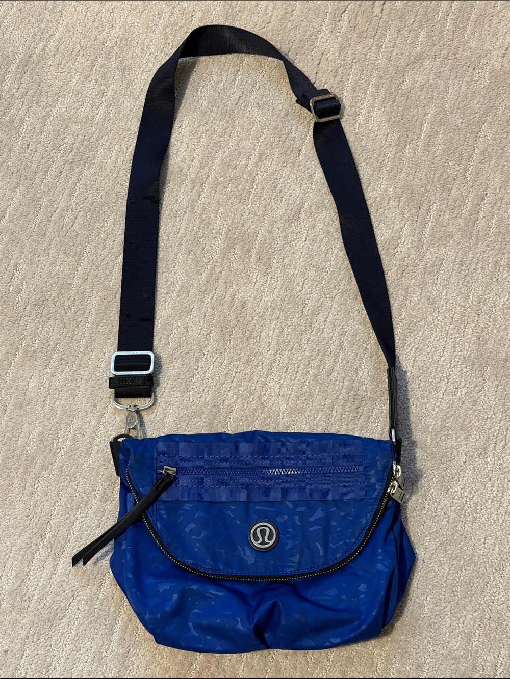 Lululemon festival bag, shadow warp sapphire blue with back strap, EUC! - Picture 4 of 13